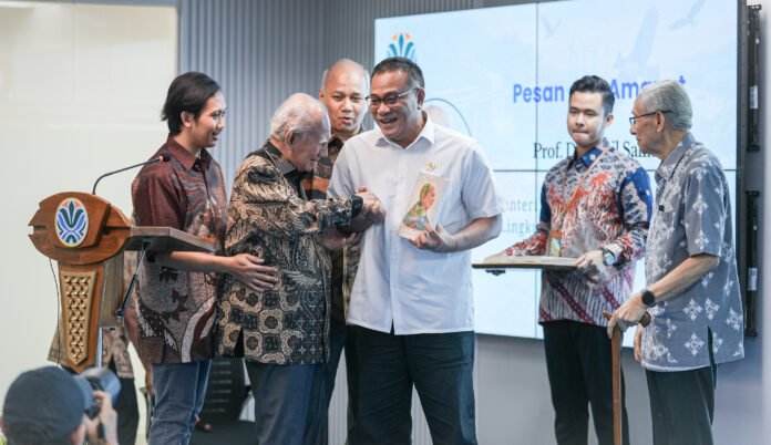 Prof Emil Salim menerima penganugerahan “Rhaksa Bumi Prize