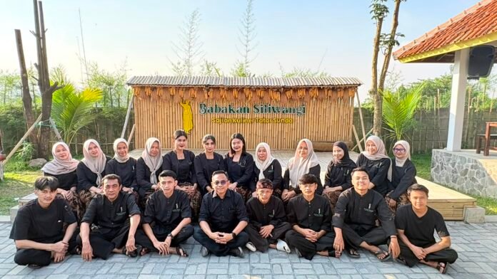 Bersama tim Babakan Siliwangi, Manager Restoran Andhy Wibowo berfoto bersama Bersama tim Babakan Siliwangi, Manager Restoran Andhy Wibowo berfoto bersama